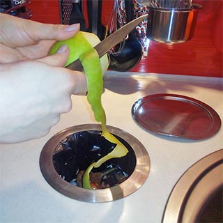 лючок для мусора на кухне